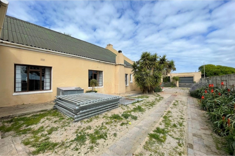 5 Bedroom Property for Sale in Stompneus Bay Western Cape